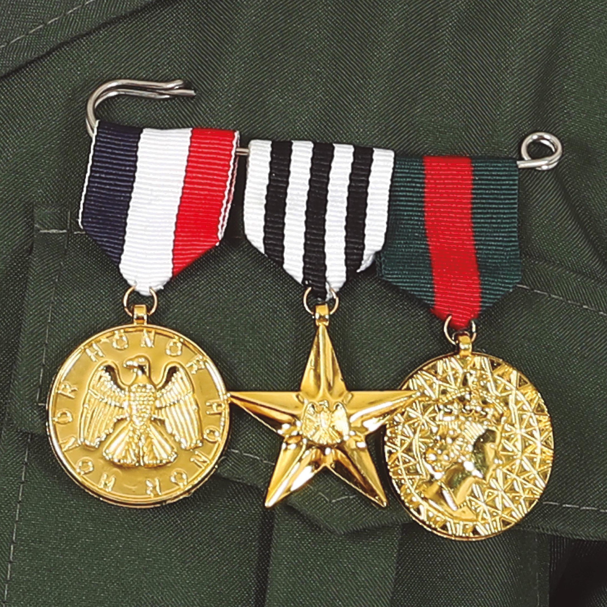 Alfinete de segurança com 3 medalhas militares