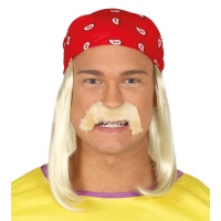 Peruca loira com bigode e lenço vermelho