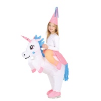 Fato de princesa sobre os ombros de um unicórnio