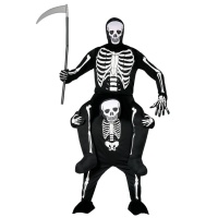 Disfarce de esqueleto nos ombros de esqueleto adulto