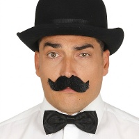 Bigode preto com pontas viradas para cima