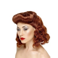 Peruca ruiva com penteado pin up