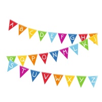 Bandeirolas de triângulos multicoloridos com letras do alfabeto - 4 m