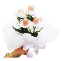 Bouquet de flores brancas com pénis e fitas brancas