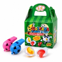 Caixa de futebol com gomas e apito