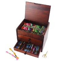 Móvel de madeira com 120 meadas de fio Mouliné - DMC