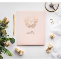 Livro de assinaturas com emblema dourado rosa claro
