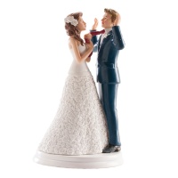 Estatueta para bolo de casamento com a noiva a agarrar a gravata do noivo - 20 cm