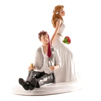 Estatueta de bolo de casamento da noiva a arrastar o noivo - 15 cm