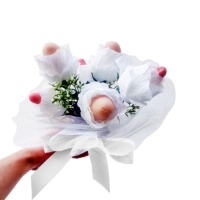 Bouquet de noiva com flores brancas e uma pega de pénis com fita branca