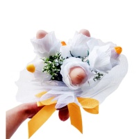 Bouquet de noiva com flores brancas e fita dourada