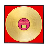 Moldura com disco dourado com etiquetas