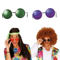 Óculos hippie redondos com vidro de cores variadas.