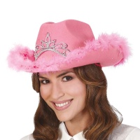 Chapéu de cowgirl cor-de-rosa com penas e uma coroa prateada.