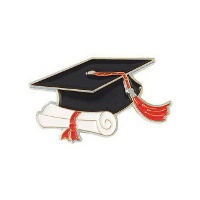 Pin de formatura com capelo e diploma