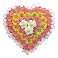 Torta de guloseimas de coração com flores de 600 gr