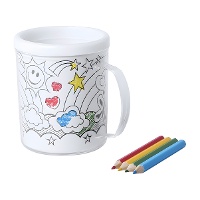 Caneca para colorir com 4 lápis de cor e 4 folhas para colorir.