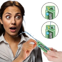 Pacote de chicletes de brincadeira que esguicham água