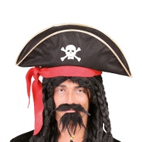Chapéu de pirata com borda dourada e fita vermelha