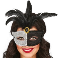 Máscara veneziana prateada e preta com penas
