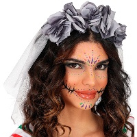 Diadema com flores cinzentas e véu
