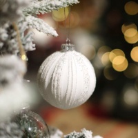 Bolas de Natal brancas com apliques 10 cm - 6 unidades