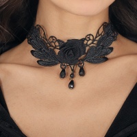 Gargantilha bordada com rosa negra