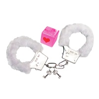 Conjunto erótico de dados cor-de-rosa com algemas de metal e cabelo branco.