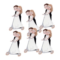 Figura de madeira dos noivos numa trotinete com autocolante 7,5 cm - 6 peças