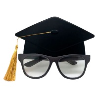 Óculos com boné de graduação
