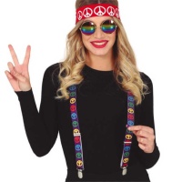 Fato hippie com suspensórios, óculos e bandolete