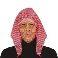 Máscara de uma mulher idosa com um lenço vermelho