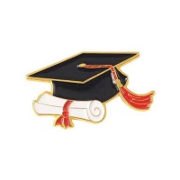Pin de formatura com capelo e diploma