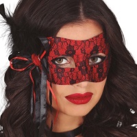 Máscara vermelha com renda preta e penas pretas