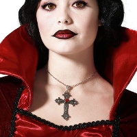 Colar de cruz gótica prateada