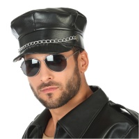 Boné preto com corrente