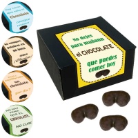 Bombons de chocolate em forma de mamas com uma frase