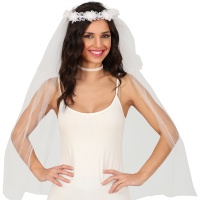 Coroa de flores brancas com véu de noiva