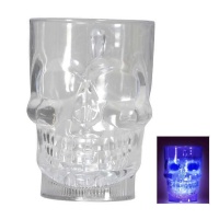 Caneca de cerveja com caveira e luz