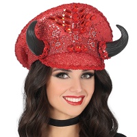 Boné de polícia vermelho com pedrarias e chifres