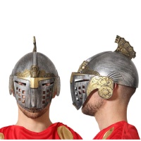 Capacete medieval prateado com viseira