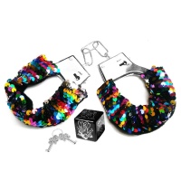 Conjunto erótico de dados com algemas de metal com lantejoulas multicoloridas.