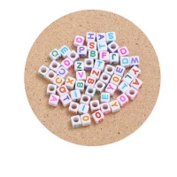 Contas de letras branca de 0,50 cm - 60 unidades