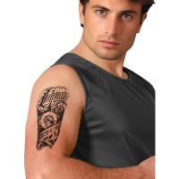 Tatuagem temporária de um homem trival