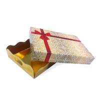 Tabuleiro dourado com tampa decorada com laço vermelho 26 x 20 x 20 x 5 cm