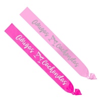 Banda Horny Girlfriends em tons de rosa com copos
