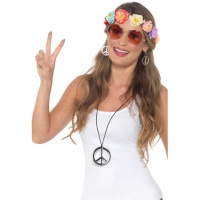 Fato hippie com bandolete, óculos, brincos e colar.