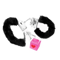 Conjunto erótico de dados cor-de-rosa com algemas de metal e cabelo preto.