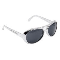 Óculos de sol estilo rocker com armação prateada.