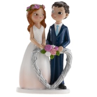 Figura para bolo de casamento com os noivos acompanhados por um coração de prata de 16 cm